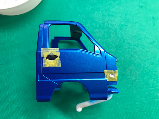 「1/24 スバル TT2 サンバートラック WRブルーリミテッド '11」を作ります。筆で塗装したパーツ。ドアハンドルとライト