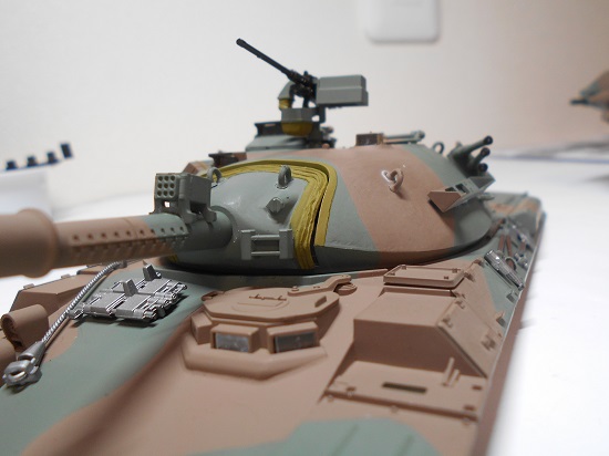 「1/35 陸上自衛隊74式戦車（冬期装備）」を作ります。車体上部のパーツの取り付け。