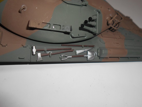 「1/35 陸上自衛隊74式戦車（冬期装備）」を作ります。車体上部のパーツの取り付け。
