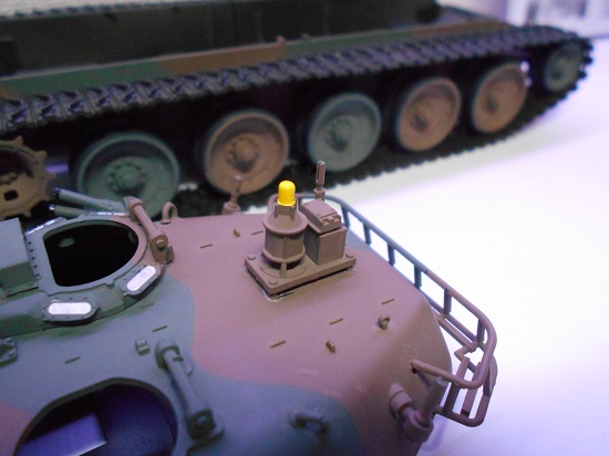 「1/35 陸上自衛隊74式戦車（冬期装備）」を作ります。車体上部のパーツの取り付け