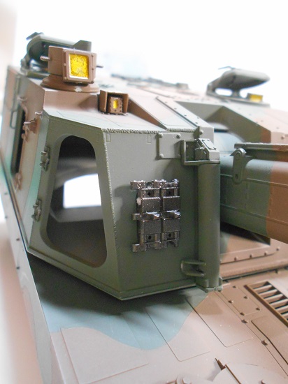 1/35 陸上自衛隊 99式自走 155mmりゅう弾砲を作ります。砲塔と車体後部に細かいパーツを付ける、予備の履帯