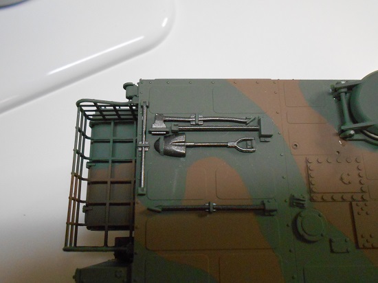1/35 陸上自衛隊 99式自走 155mmりゅう弾砲を作ります。砲塔と車体後部に細かいパーツを付ける