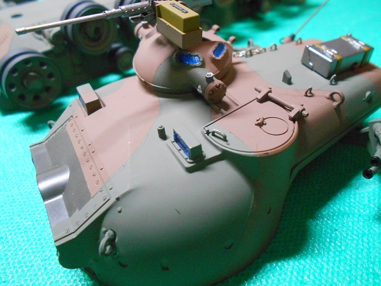 「1/35 陸上自衛隊 61式戦車」を作ります。転輪の取り付けと塗装したパーツを取り付けた写真。