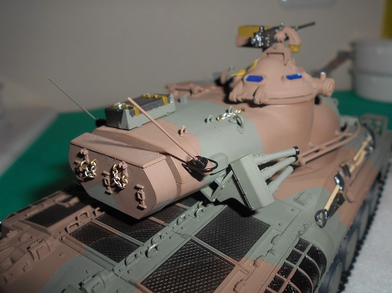 「1/35 陸上自衛隊 61式戦車」を作ります。履帯が付きました。