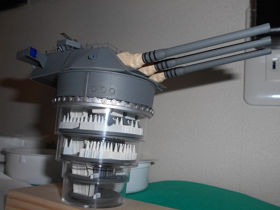 「1/200 戦艦大和 九四式 46センチ3連装主砲塔（増設機銃付き）」を作ります。もうじき完成。