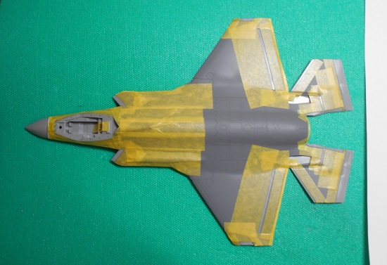 「1/72 F-35 ライトニングⅡ」を作ります。機体上下のマスキング。