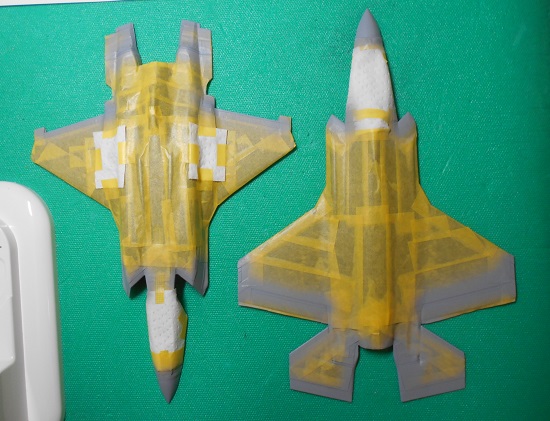 「1/72 F-35 ライトニングⅡ」を作ります。機体上下のマスキング。
