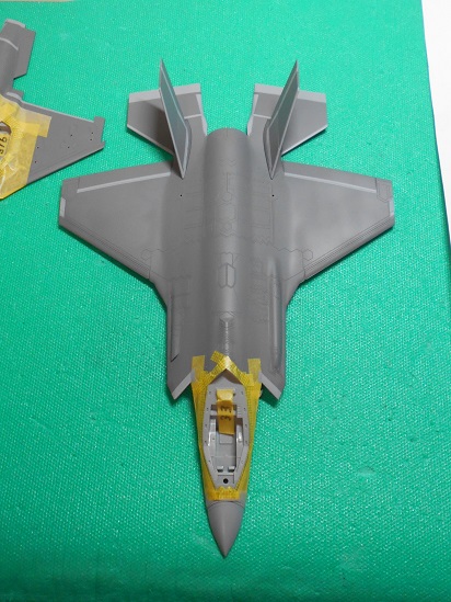 「1/72 F-35 ライトニングⅡ」を作ります。機体のマスキング。