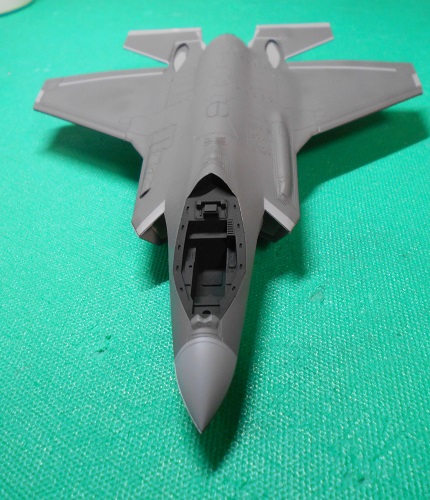 「1/72 F-35 ライトニングⅡ」を作ります。塗装したコックピットとミサイル。