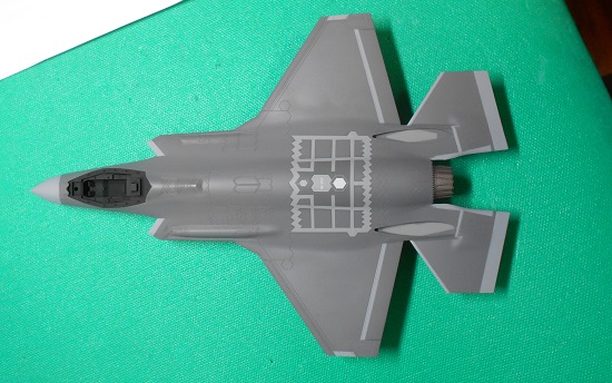 「1/72 F-35 ライトニングⅡ」を作ります。デカールを貼ります。