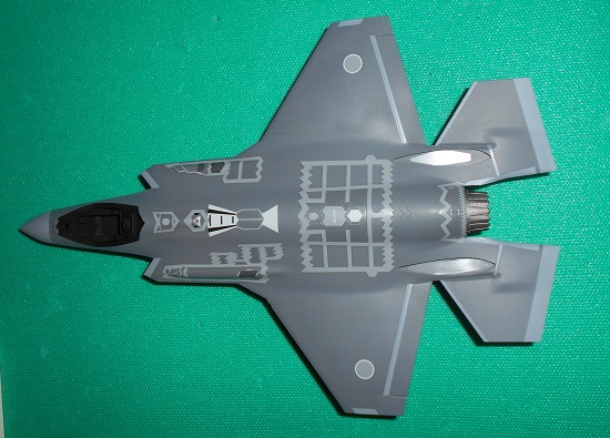 「1/72 F-35 ライトニングⅡ」を作ります。デカールを貼ります。