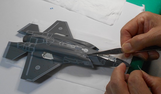 「1/72 F-35 ライトニングⅡ」を作ります。デカールを貼ります（2）。