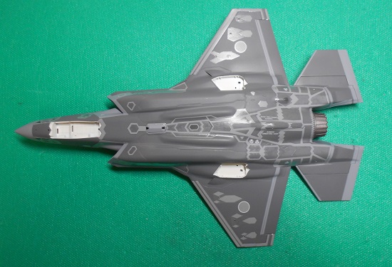 「1/72 F-35 ライトニングⅡ」を作ります。デカールを貼ります（2）。