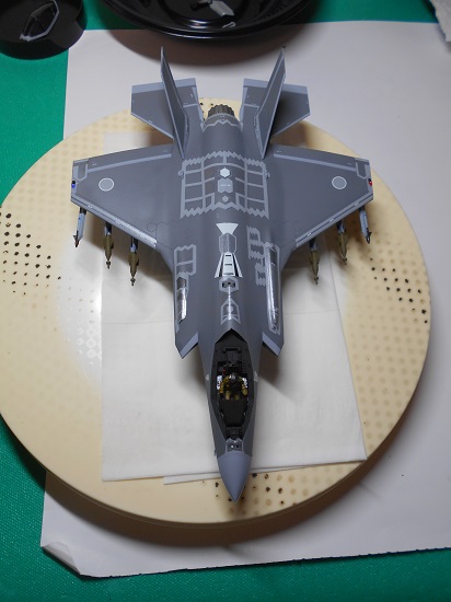 「1/72 F-35 ライトニングⅡ」を作ります。完成前の組み立て。