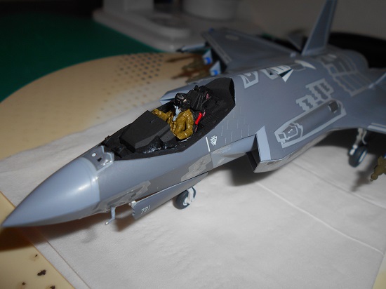 「1/72 F-35 ライトニングⅡ」を作ります。完成前の組み立て。