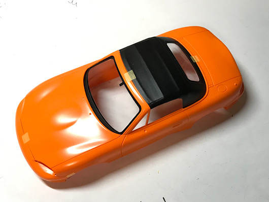 （12）「1/24 マツダ NB8C ロードスター RS '99」を作ります。塗装したボディ。