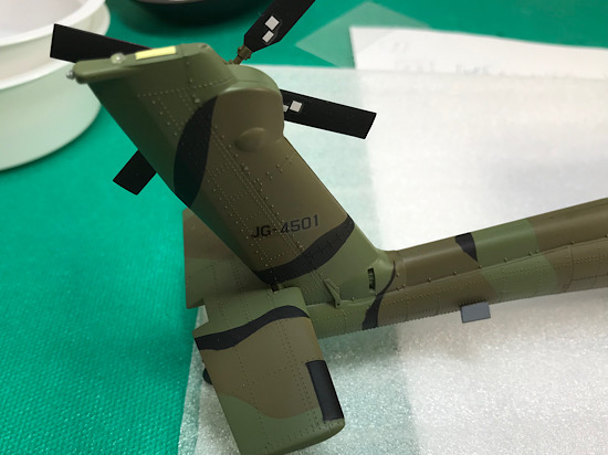 （44）「1/48 AH-64D アパッチ ロングボウ“陸上自衛隊”」を作ります。デカールシールを貼ります。