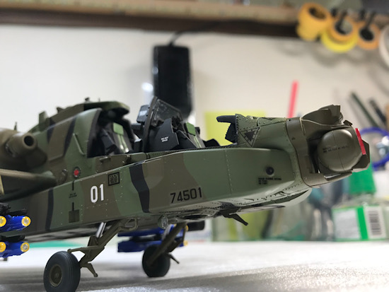 （44）「1/48 AH-64D アパッチ ロングボウ“陸上自衛隊”」を作ります。デカールシールを貼ります。