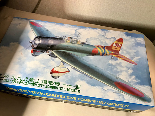 （1）「1/48 愛知 D3A1 九九式艦上爆撃機 一一型」を作ります。箱です。絵がカッコいい