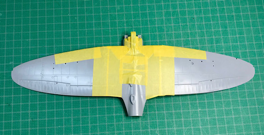 （5）「1/48 愛知 D3A1 九九式艦上爆撃機 一一型」を作ります。胴体と主翼のマスキングと塗装。
