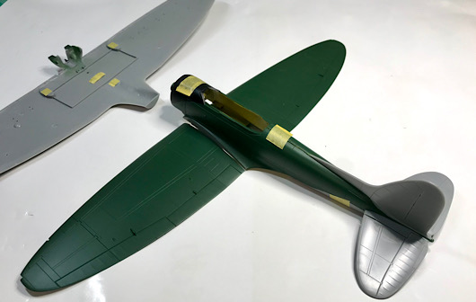 （5）「1/48 愛知 D3A1 九九式艦上爆撃機 一一型」を作ります。胴体と主翼のマスキングと塗装。