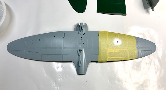 （6）「1/48 愛知 D3A1 九九式艦上爆撃機 一一型」を作ります。シルバーで塗装したパーツと尾翼のためのマスキングについて。