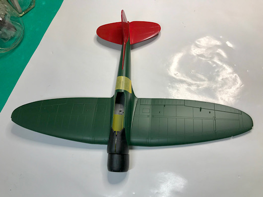 （7）「1/48 愛知 D3A1 九九式艦上爆撃機 一一型」を作ります。　塗装した尾翼とプロペラと他のパーツ。