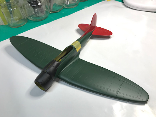 （7）「1/48 愛知 D3A1 九九式艦上爆撃機 一一型」を作ります。　塗装した尾翼とプロペラと他のパーツ。