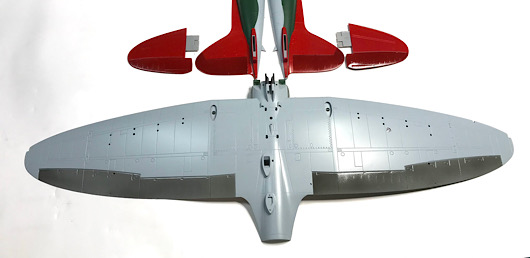 （8）「1/48 愛知 D3A1 九九式艦上爆撃機 一一型」を作ります。　ここまで塗装が終わりました。尾翼と主翼下部