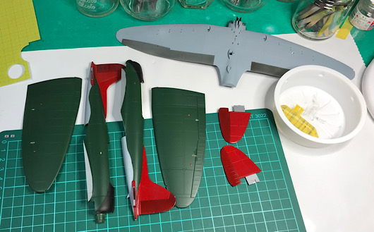 （9）「1/48 愛知 D3A1 九九式艦上爆撃機 一一型」を作ります。　キャノピーのマスキングと他の塗装したパーツ。