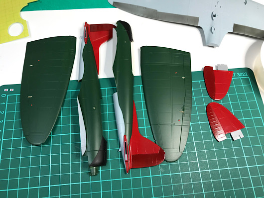 （9）「1/48 愛知 D3A1 九九式艦上爆撃機 一一型」を作ります。　キャノピーのマスキングと他の塗装したパーツ。