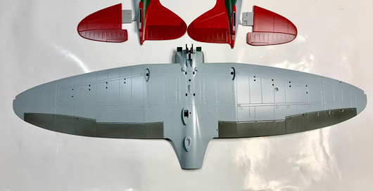 （11）「1/48 愛知 D3A1 九九式艦上爆撃機 一一型」を作ります。　塗装したパーツの写真。