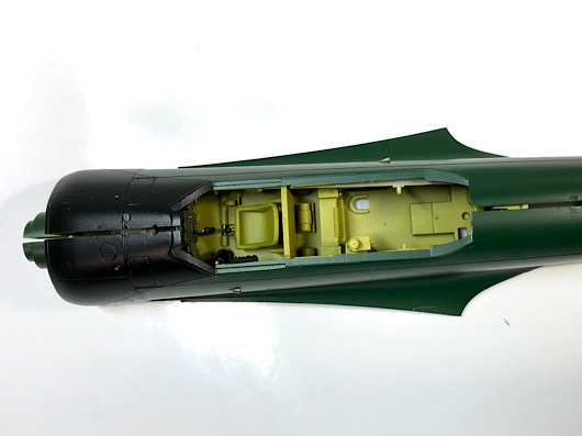 （14）「1/48 愛知 D3A1 九九式艦上爆撃機 一一型」を作ります。　コックピットの組み立てが始まりました。