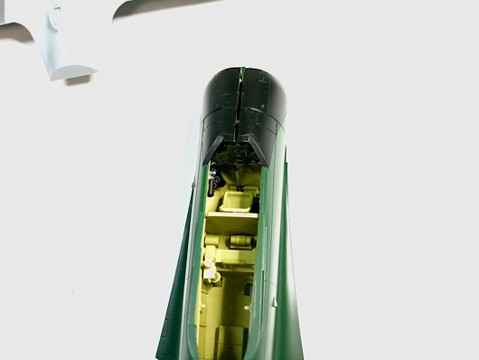 （14）「1/48 愛知 D3A1 九九式艦上爆撃機 一一型」を作ります。　コックピットの組み立てが始まりました。