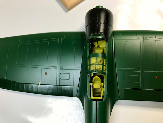 （15）「1/48 愛知 D3A1 九九式艦上爆撃機 一一型」を作ります。コックピットの組み立てとキャノピーの取り付けの途中まで