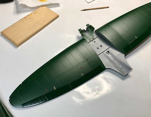 （16）「1/48 愛知 D3A1 九九式艦上爆撃機 一一型」を作ります。　胴体と主翼の組み立てが始まりました。