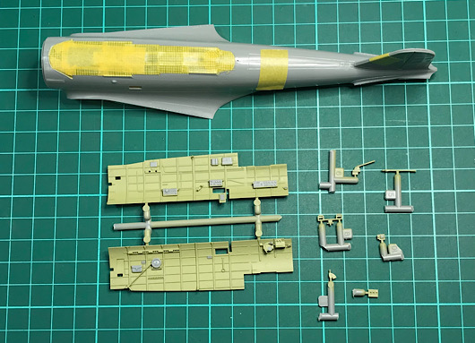 （2）「1/48 中島 B5N2 九七式三号艦上攻撃機」を作ります。マスキングしたパーツと塗装したパーツ。