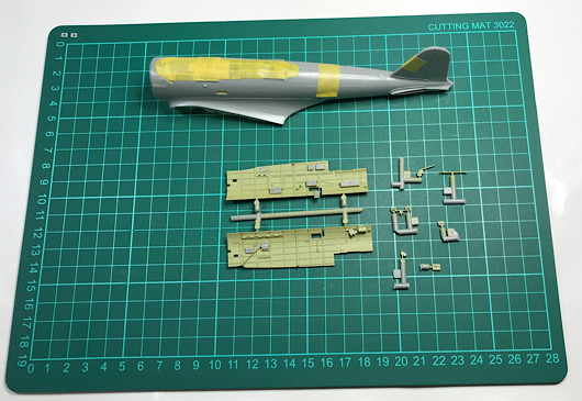 （2）「1/48 中島 B5N2 九七式三号艦上攻撃機」を作ります。マスキングしたパーツと塗装したパーツ。