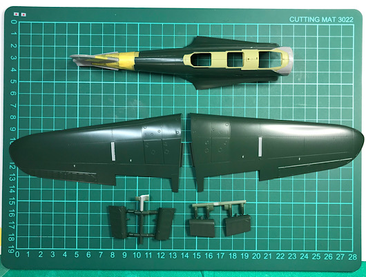（4）「1/48 中島 B5N2 九七式三号艦上攻撃機」を作ります。マスキングしたパーツと塗装したパーツ。
