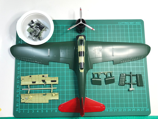 （5）「1/48 中島 B5N2 九七式三号艦上攻撃機」を作ります。マスキングをするようすと塗装が終わったパーツ。
