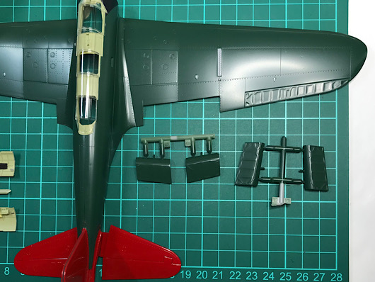 （5）「1/48 中島 B5N2 九七式三号艦上攻撃機」を作ります。マスキングをするようすと塗装が終わったパーツ。