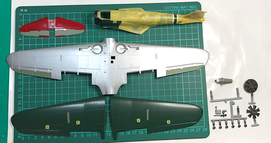 （8）「1/48 中島 B5N2 九七式三号艦上攻撃機」を作ります。マスキングしたパーツと塗装したパーツ。