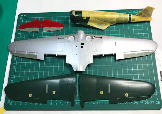 （8）「1/48 中島 B5N2 九七式三号艦上攻撃機」を作ります。マスキングしたパーツと塗装したパーツ。