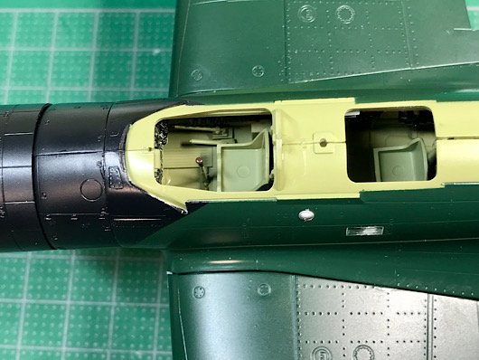 （18）「1/48 中島 B5N2 九七式三号艦上攻撃機」を作ります。　胴体のコックピット内部を見る。